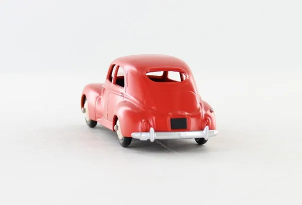 voitures-miniatures-minialuxe-Peugeot-203-Petite-Lunette-rouge-5.webp