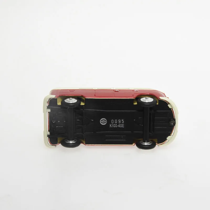 voitures-miniature-minialuxe-volkswagen-combi-bus-swarovski-rouge-3.webp