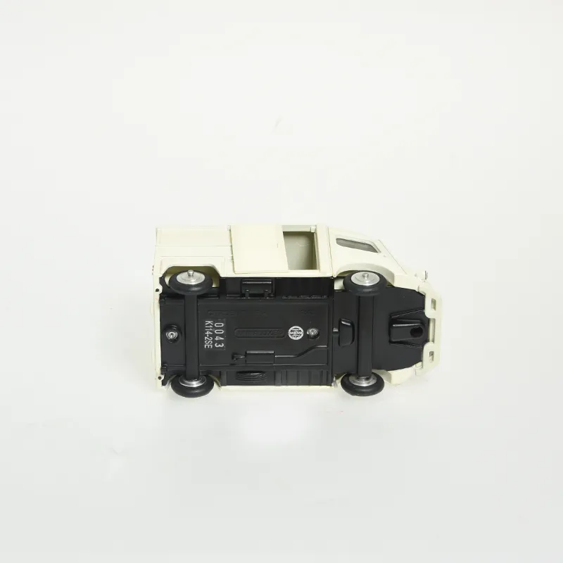 voitures-miniature-minialuxe-citroen-typeh-swarovski-creme-3.webp