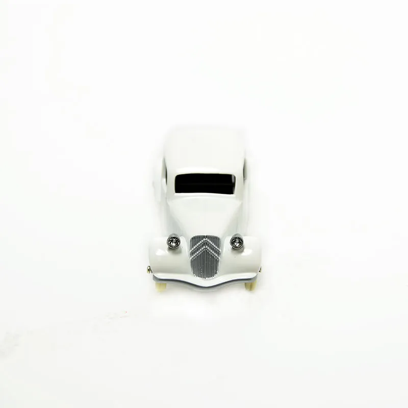 voitures-miniatures-minialuxe-citroen-traction-blanc-swarovski-4.webp