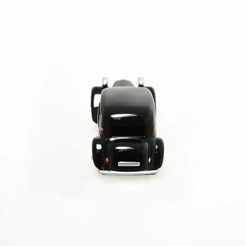 voitures-miniatures-minialuxe-citroen-traction-noir-swarovski-5 - Copie.webp