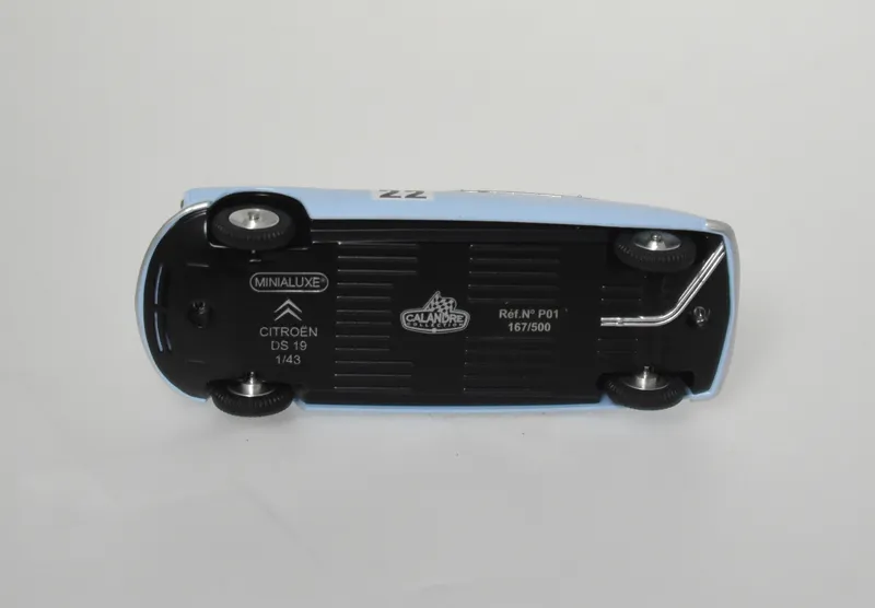 voitures-miniatures-minialuxe-Citroën-DS-bleu-margot-3.webp