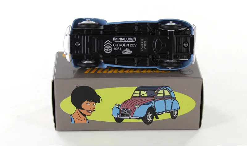 voitures-miniatures-minialuxe-Citroën-2CV-1961-Capote-fermée-bleu-margot-3.webp