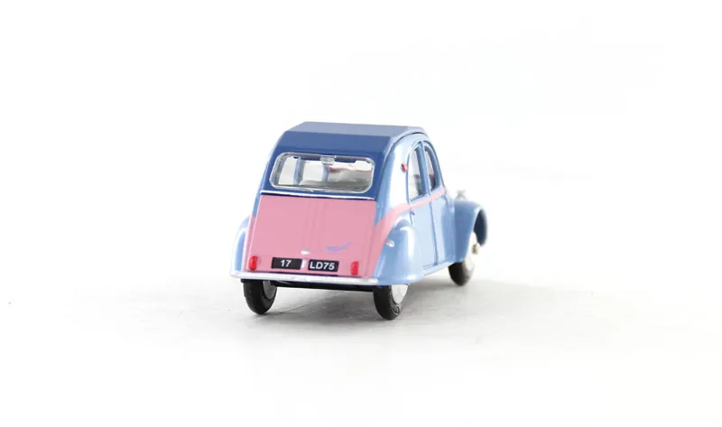 voitures-miniatures-minialuxe-Citroën-2CV-1961-Capote-fermée-bleu-margot-5.webp