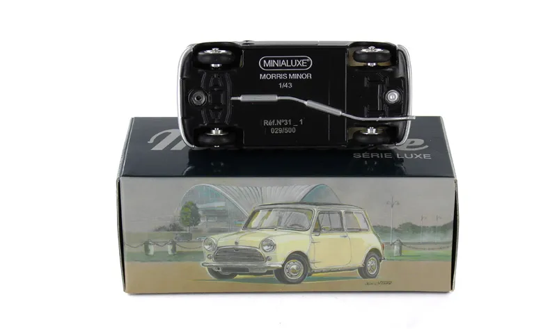 voitures-miniatures-minialuxe-Austin-Mini-noir-drapeau-3.webp