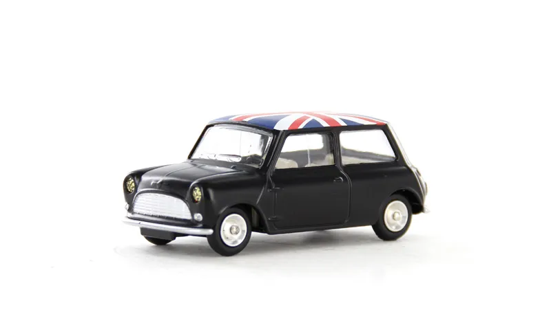 voitures-miniatures-minialuxe-Austin-Mini-noir-drapeau-1.webp