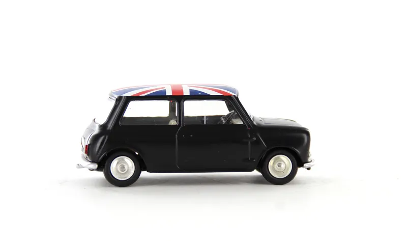 voitures-miniatures-minialuxe-Austin-Mini-noir-drapeau-6.webp