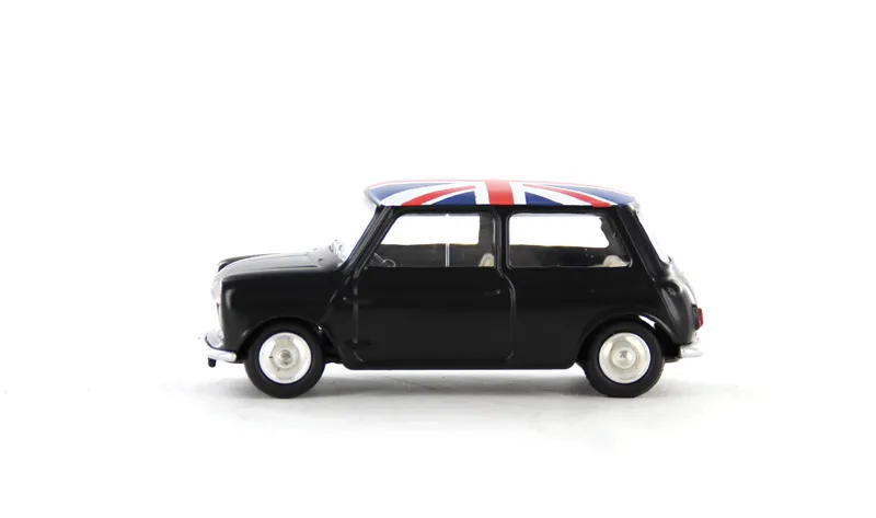 voitures-miniatures-minialuxe-Austin-Mini-noir-drapeau-7.webp