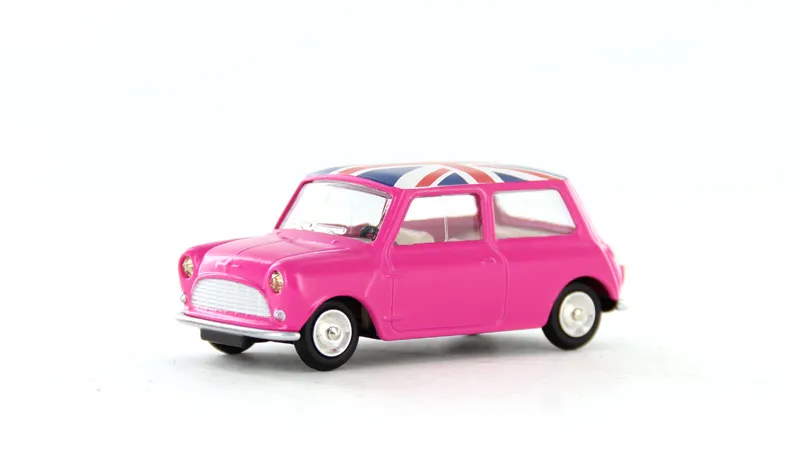 voitures-miniatures-minialuxe-Austin-Mini-rose-drapeau-1.webp