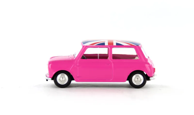 voitures-miniatures-minialuxe-Austin-Mini-rose-drapeau-7.webp