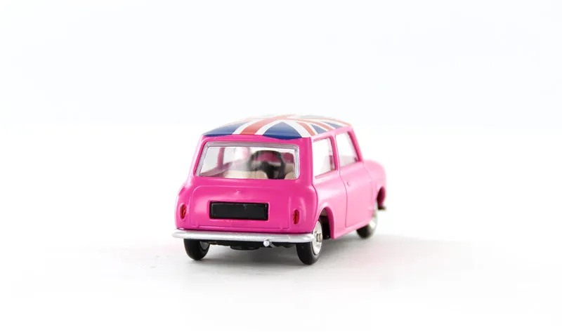 voitures-miniatures-minialuxe-Austin-Mini-rose-drapeau-5.webp