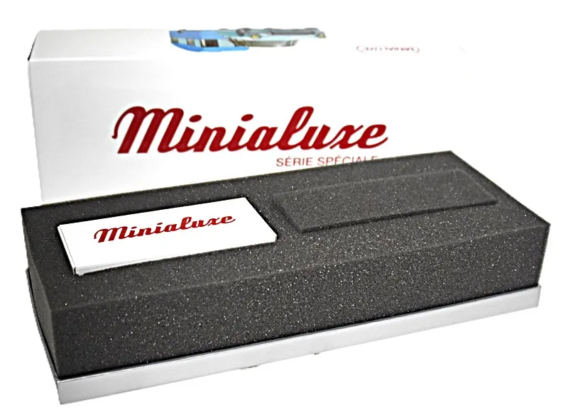 voitures-miniatures-minialuxe-Coffret-caravane-bleu-8.webp
