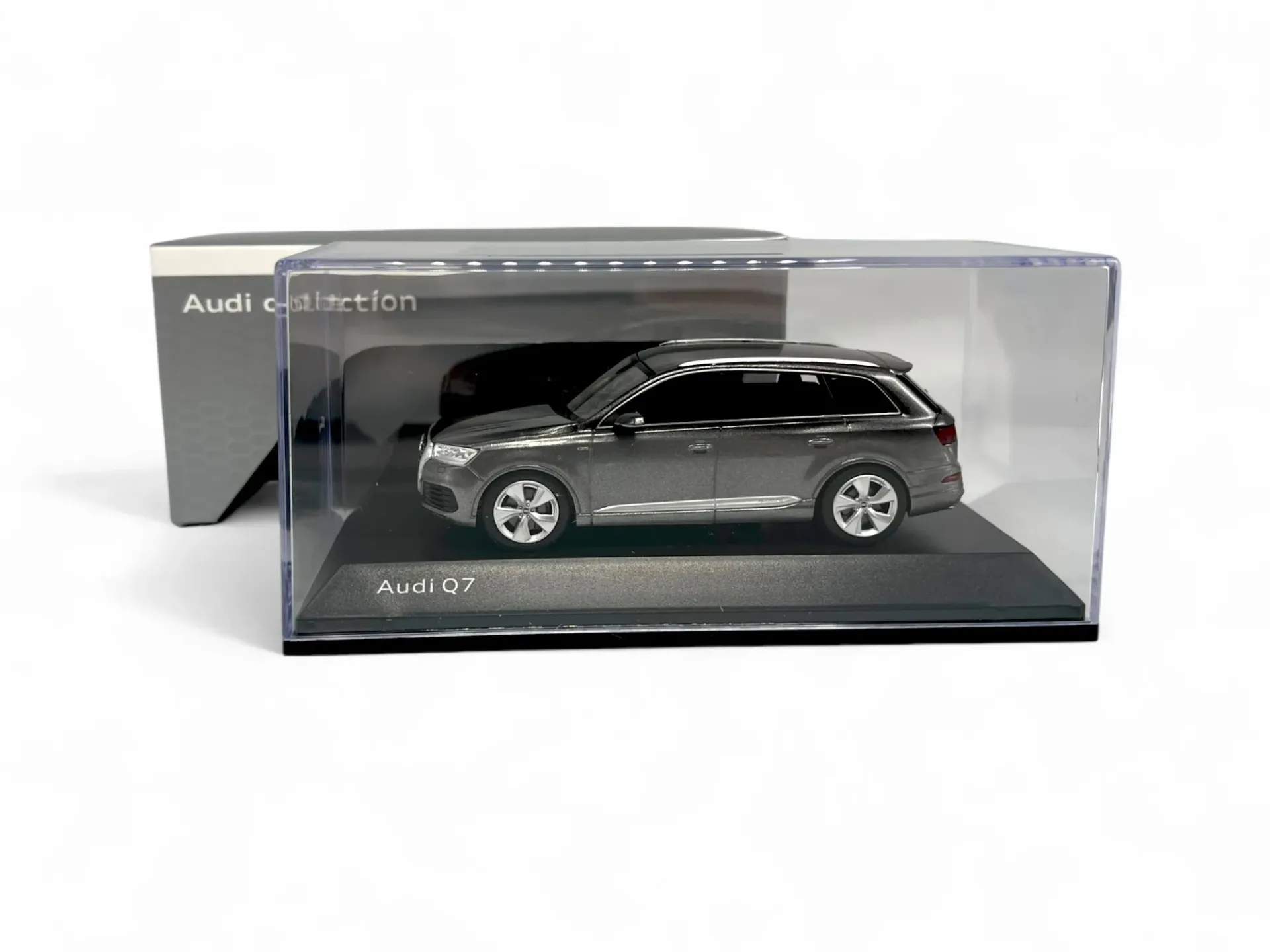 1:43 AUDI Q7